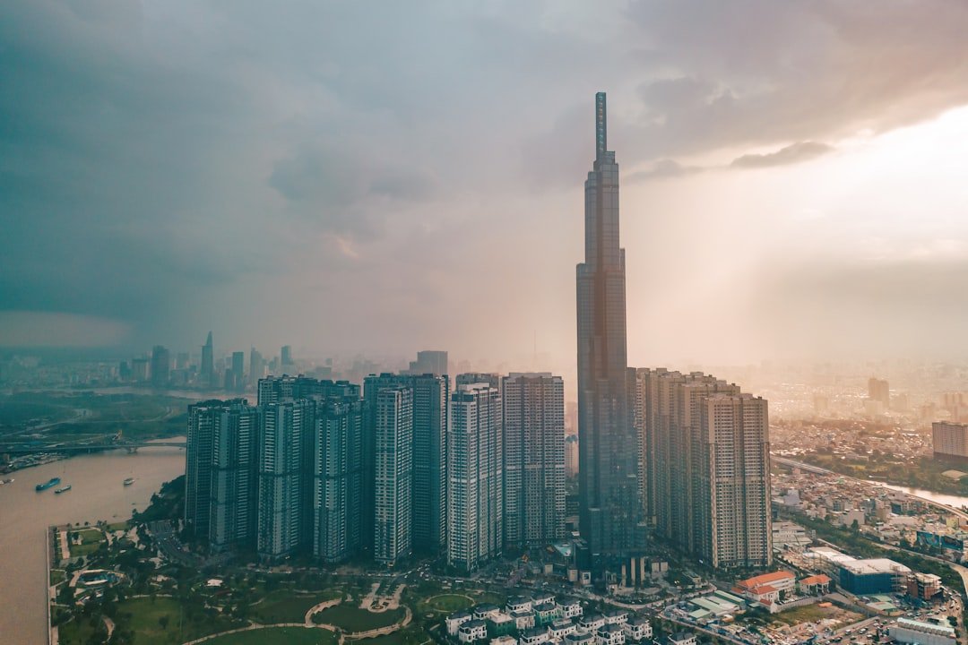 Tòa căn hộ hiện đại tại khu vực Tây Bắc TP.HCM liên quan Vinhomes Saigon Park Hóc Môn