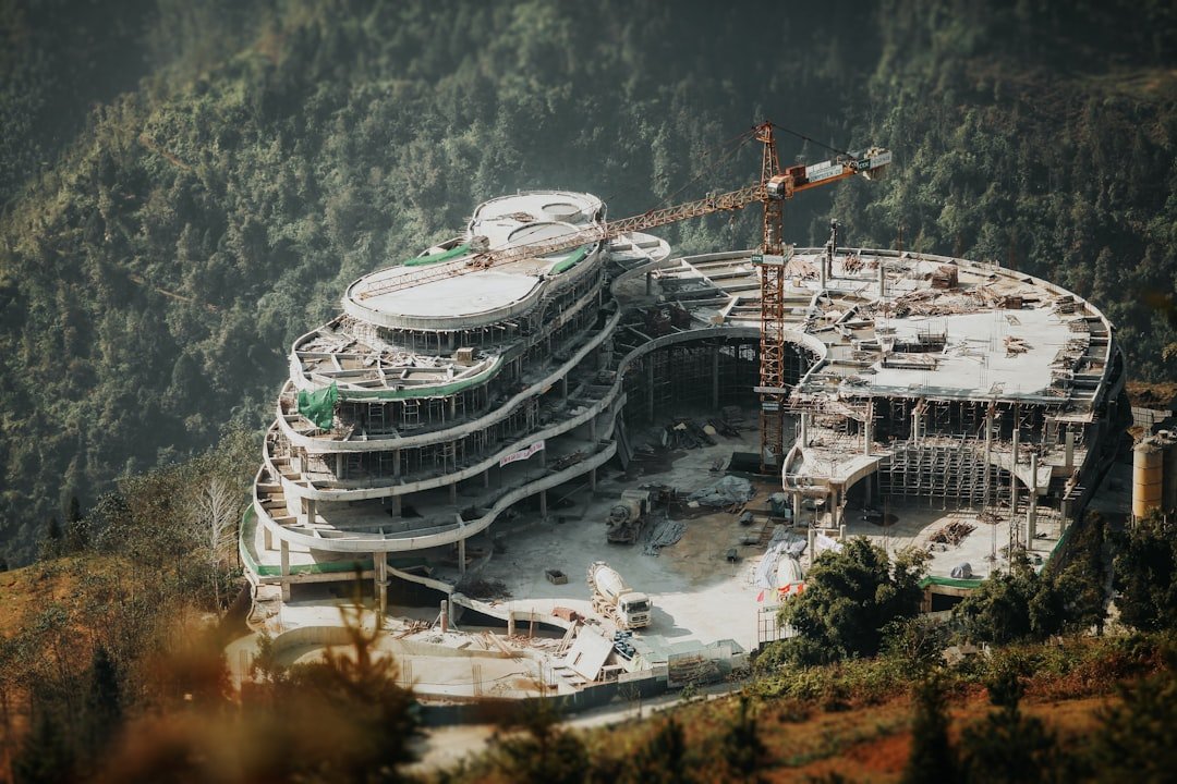 Công trường thi công móng biệt thự Vinhomes Saigon Park Hóc Môn tháng 9/2026