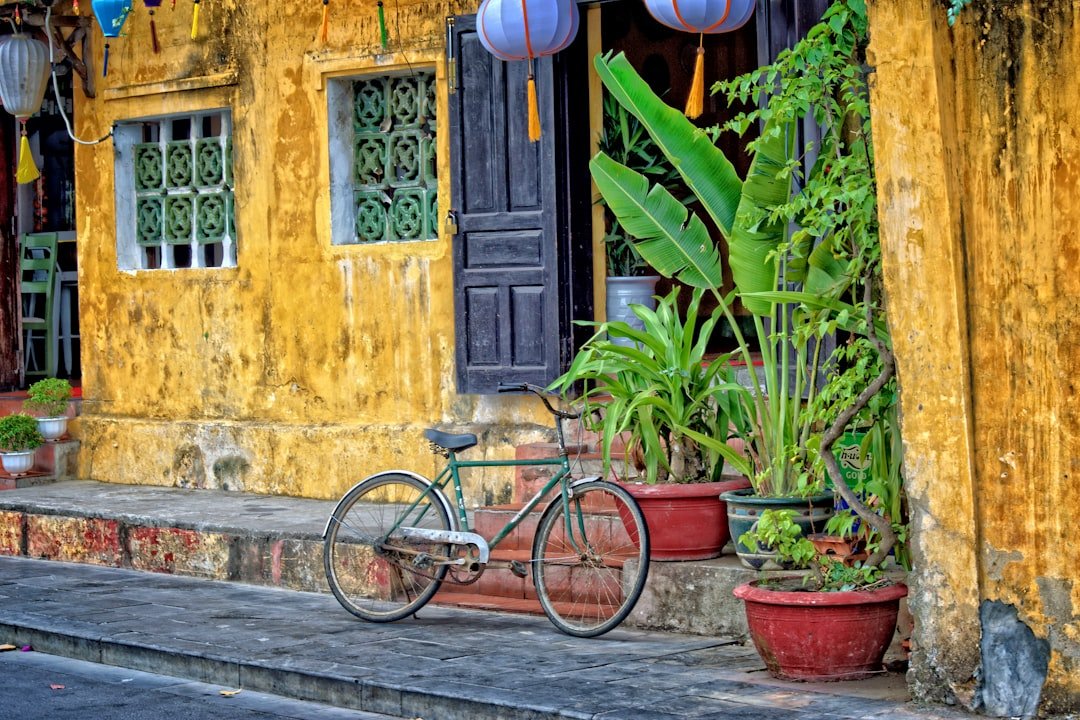 Khách hàng nhận bàn giao nhà mới — minh họa mua nhà phố Vinhomes Saigon Park Hóc Môn